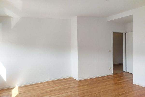 Großes Wohn - oder Schlafzimmer im 4. OG-Blick zum Eingang