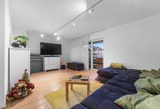 Wohnzimmer mit Balkonzugang