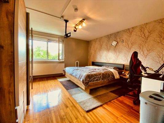 Schlafbereich 1. OG mit Echtholzparkett