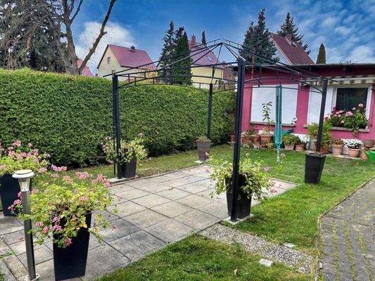 Terrasse mit Blick zum Nebengebäude