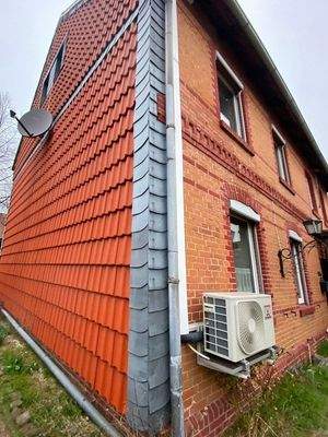 Vorderhaus mit Vorhangfassade und geschütztem Giebel