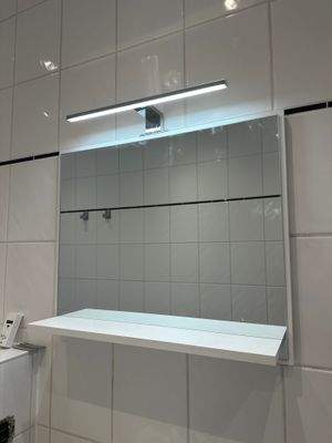 Spiegel mit Leuchte und Ablage