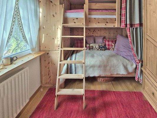 Zirbenholz-Kinderzimmer