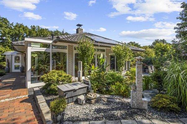 Koi-Teich mit Terrasse