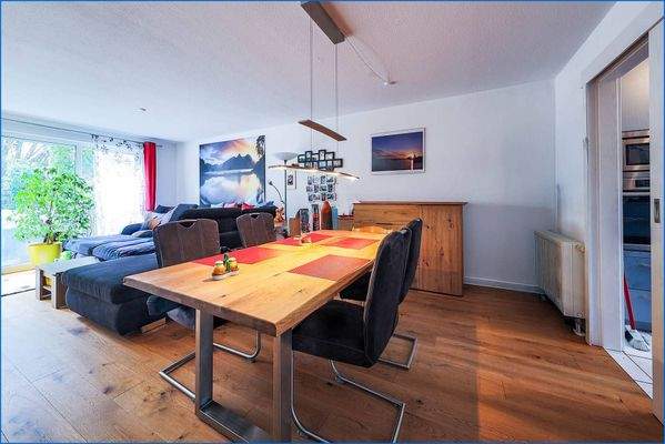 Esszimmer und Wohnzimmer