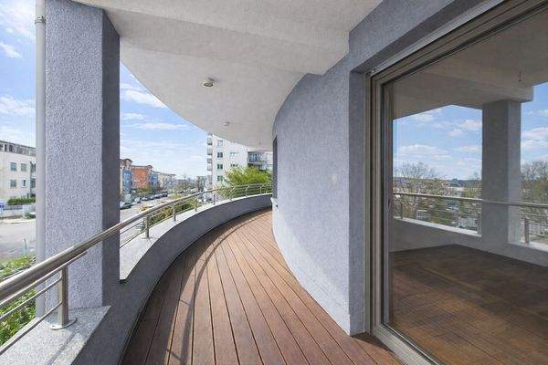 weitläufiger Balkon