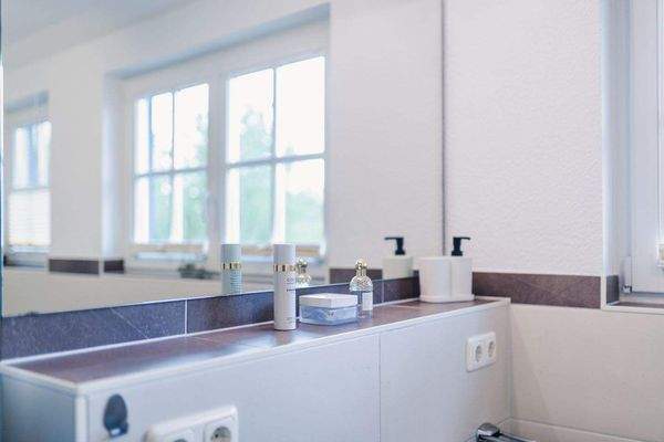 Bad im OG mit Fensterspiegelung.jpg