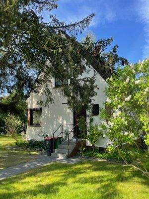 Blick von der Pforte am Grundstückseingang