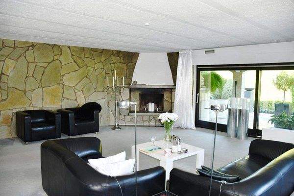 großzügiger Wohnbereich mit Kamin.JPG