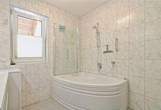 Tageslichtbad mit Wanne im Erdgeschoss