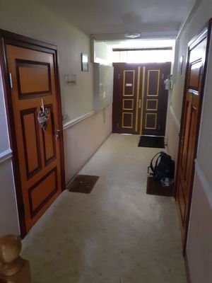 NTS 8 Hausflur, Wohnungseingangstüren.jpg