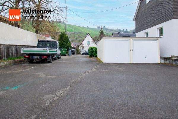 Hof mit Garagen und Stellplätzen