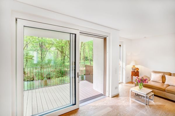 Großzügige Fensterflächen bieten ganzjährig grandiosen Blick in die Natur.