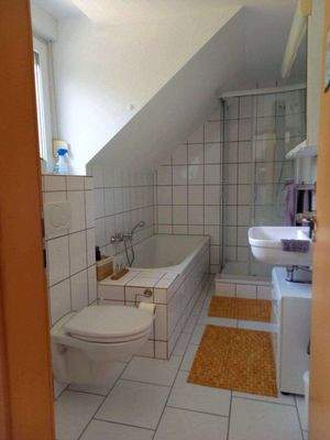 Bad mit Wanne und Dusche