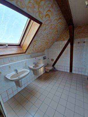 Badezimmer im Dachgeschoss mit Dusche