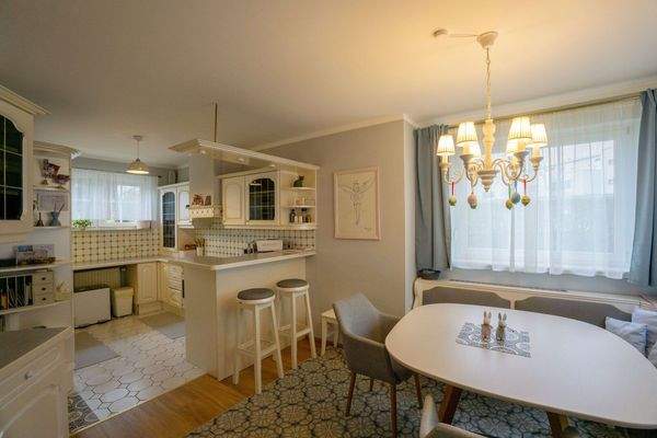 Essecke und offene Küche