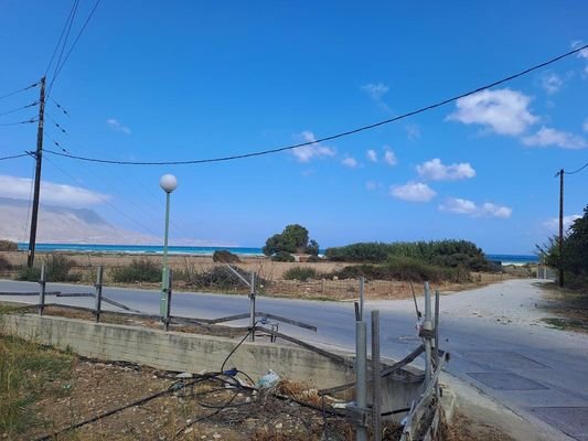 Kreta, Kissamos: Eckgrundstück neben dem Strand zu