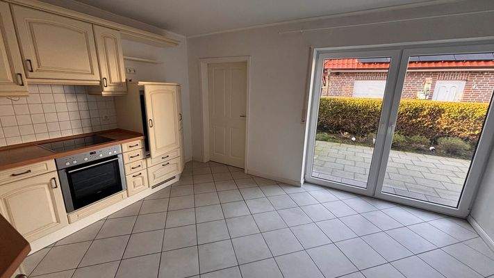 EG Küche mit Zugang zur Terrasse