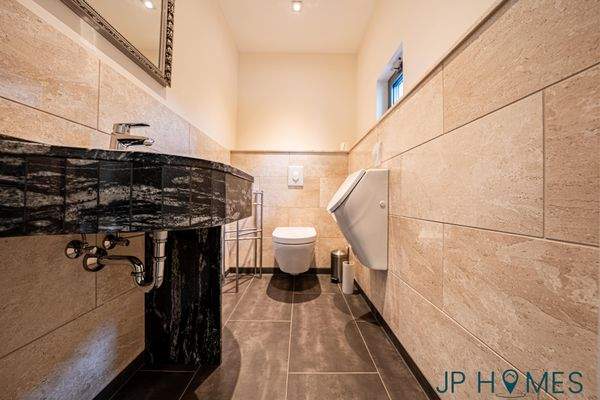 Gäste-WC mit Urinal in der Garage