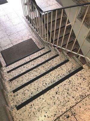 paar Stufen bis zur Wohnung 