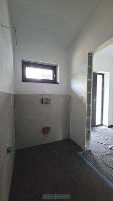 noch nicht fertiggestelltes KLEINES Bad mit Sicht rechts zum Hauseingang