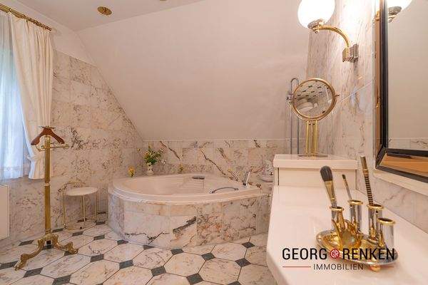 EFH Karlshöfen Sitzbadewanne Badezimmer DG