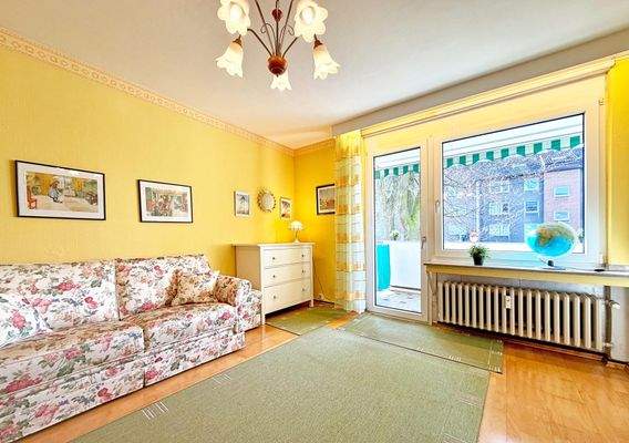 Kinderzimmer mit Zugang zur Loggia