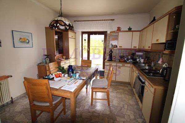 Küche mit Ausgang zum Balkon