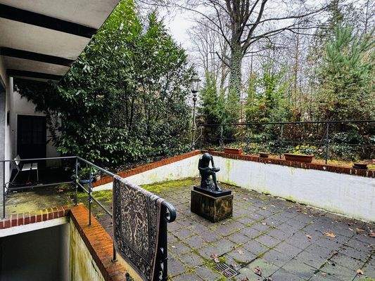 Hof zu Küchenseite und Garten