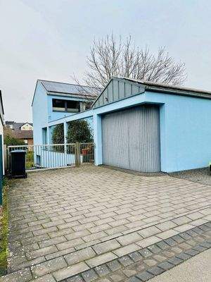 Seitenansicht mit Garage links