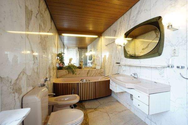 Bad mit Dusche, Wanne und Bidet