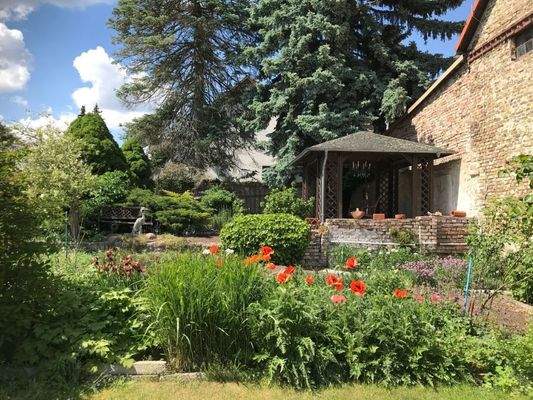 Gartenansicht m. Pavillion, Blumenbeeten (Südans.)