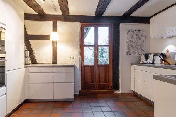 Küche mit Zugang auf den Balkon