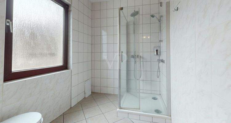 Duschbad im Obergeschoss - KI-generierte, leergeräumte Darstellung