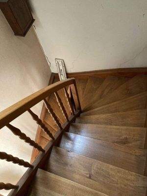 großzügige Holztreppe 