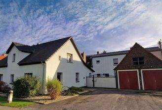 Zufahrt und 2 Garagen