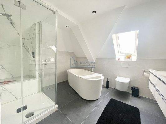 Bad mit Dusche & freistehender Badewanne