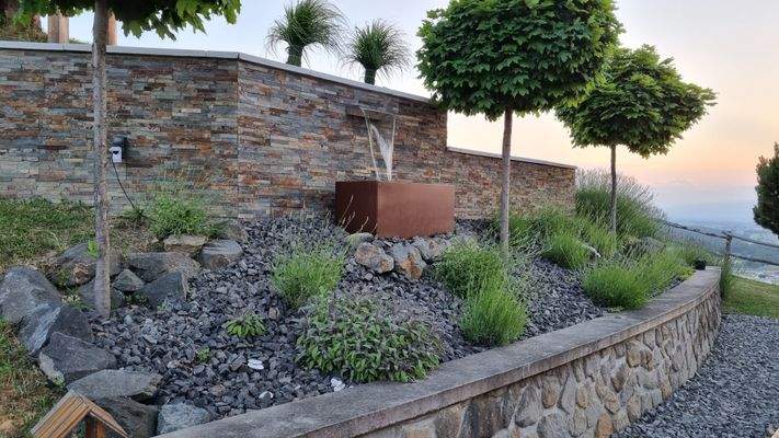 Natrusteinmauer, Corton Stahl, Wasser 