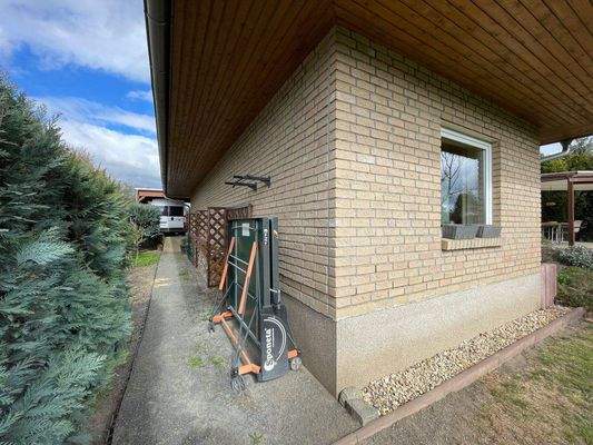 Durchgang zum Carport