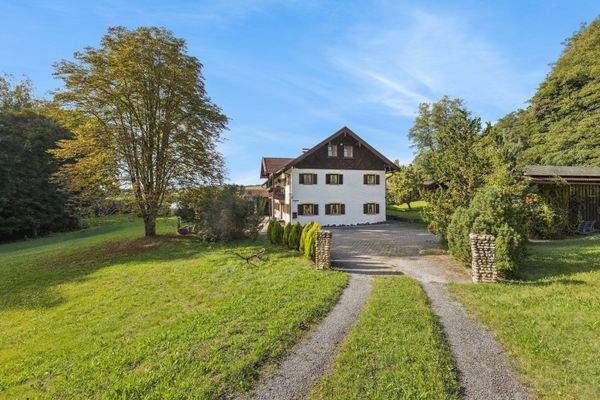 Einfahrt zum Anwesen 