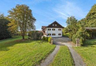 Einfahrt zum Anwesen 