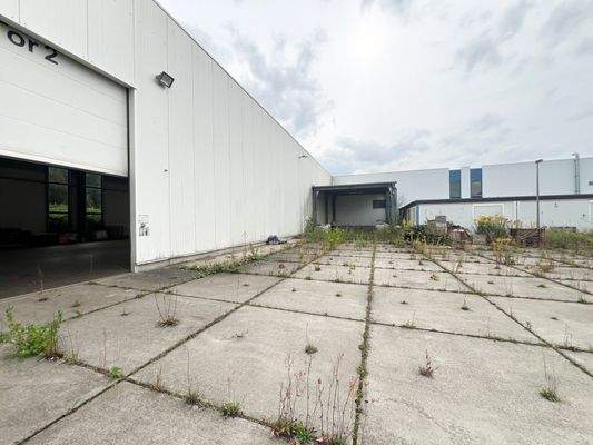 Zufahrt mit Außenbereich 