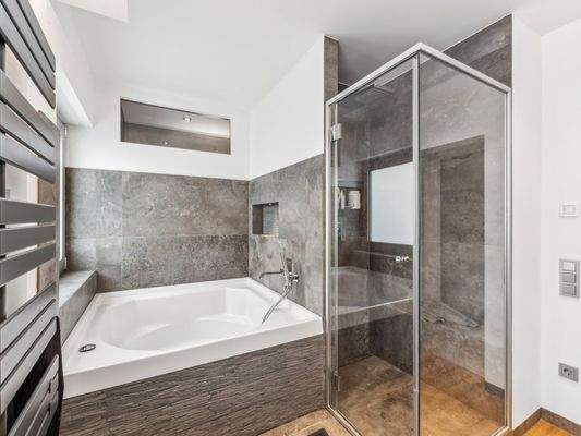 WE 1 EG Badezimmer II