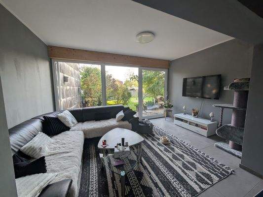 Wohnzimmer mit Gartenblick