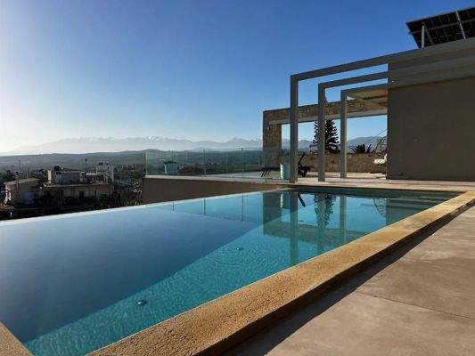 Kreta, Kolymvari: Zweistöckige Villa mit Infinity-Pool und Meerblick zu verkaufen