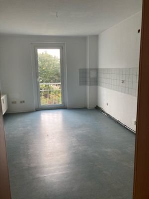 Küche mit bodentiefem Fenster