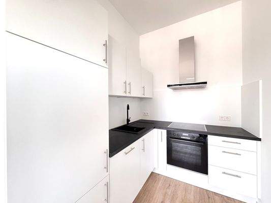 Moderne weiße Einbauküche