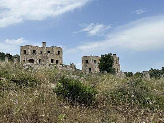 Kreta, Armeni Rethymno: 4 Rohbau-Steinvillen auf großem Grundstück zu verkaufen