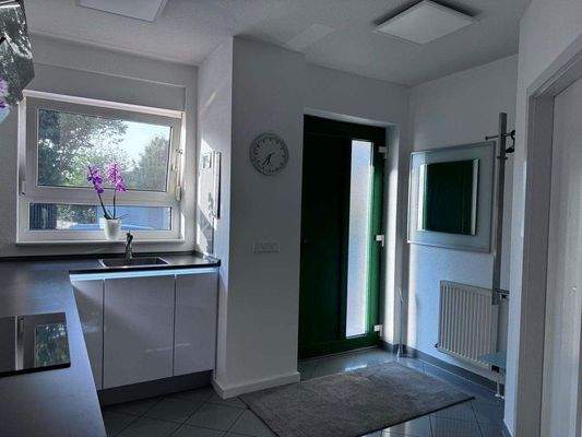 Eingangsbereich mit offener Küche