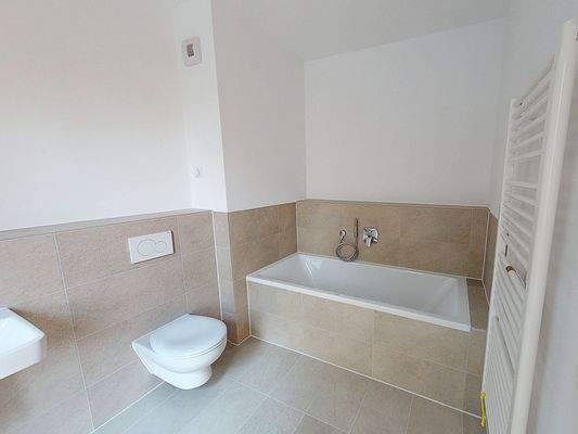 Ensuite Wannenbad (2)